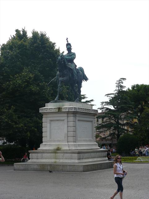 Jezdecká socha na Piazza Bra