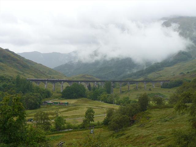 Železniční most, který byl použit ve scéně filmu Harry Potter a tajemná komnata.