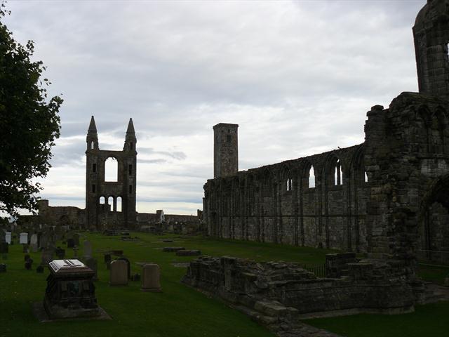 Hřbitov s katedrálou a věží