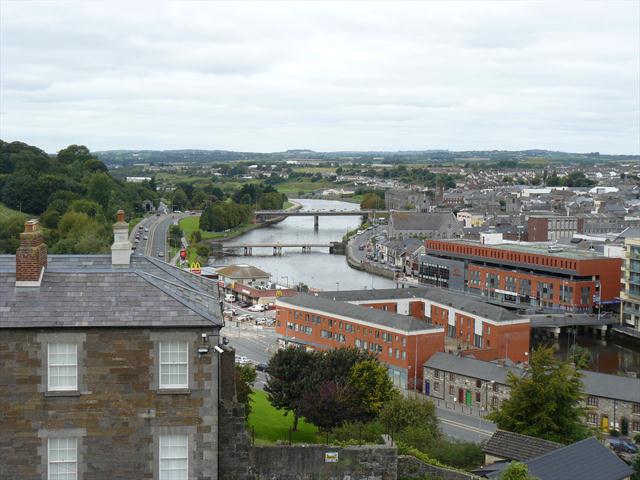 Výhled z věže na řeku Boyne