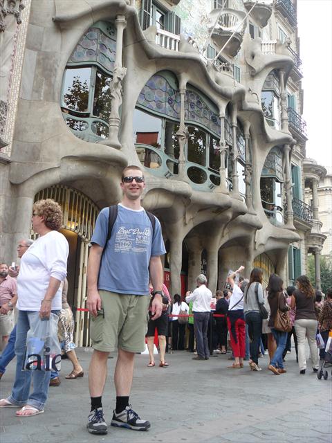 Pája před domem Casa Batlló, který celý navrhl známý architekt Gaudí