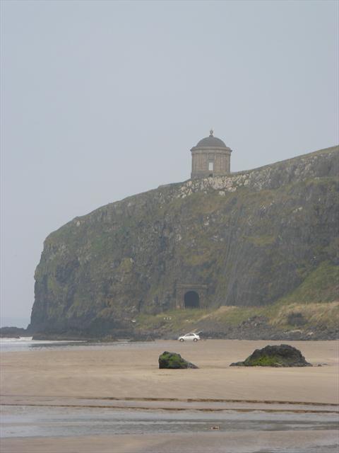 Chrám Mussenden Temple na útesech