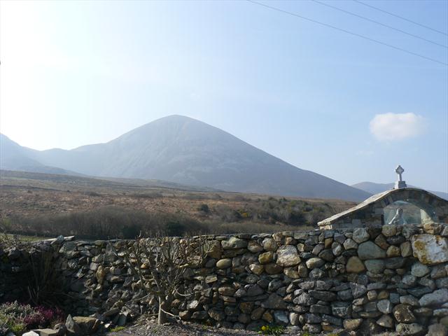 Kaplička a hora Croagh Patrick