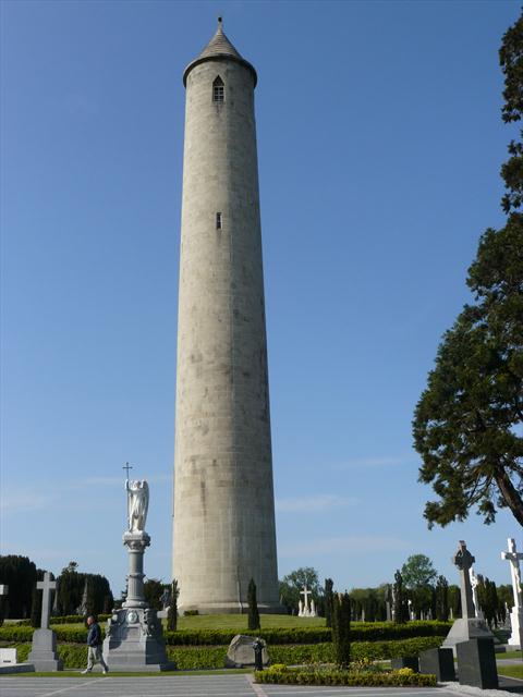 O'Connelův monument na nedalekém hřbitově