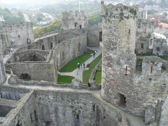 Pohled z věže hradu na nádvoří