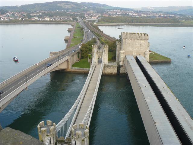 Tři mosty vedoucí kolem hradu