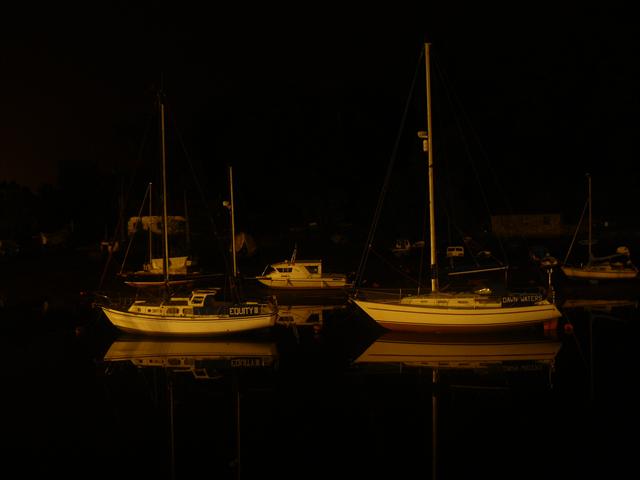 Kotviště lodí před hradem v noci