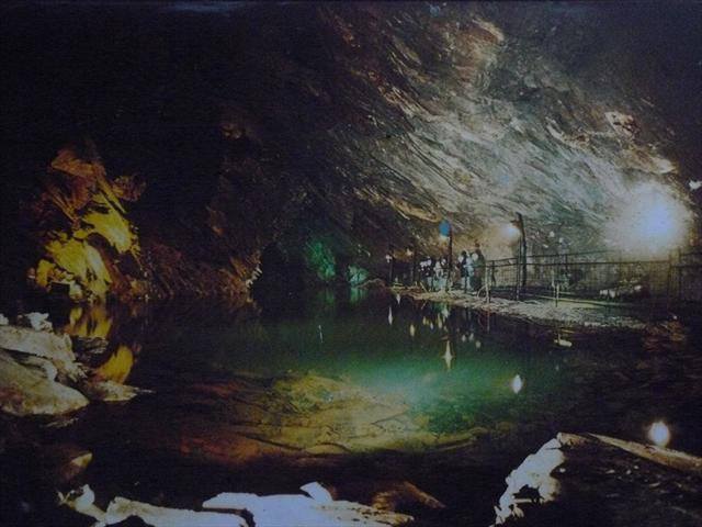 Uvnitř dolu v umělé jeskyni - fotografie z muzea