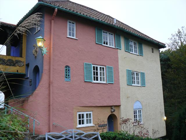 Dům s dřevěnými okenicemi