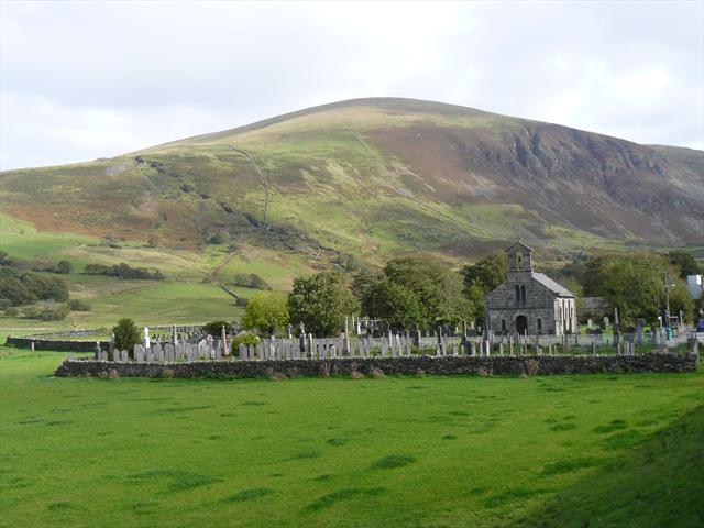 Kostel a hřbitov