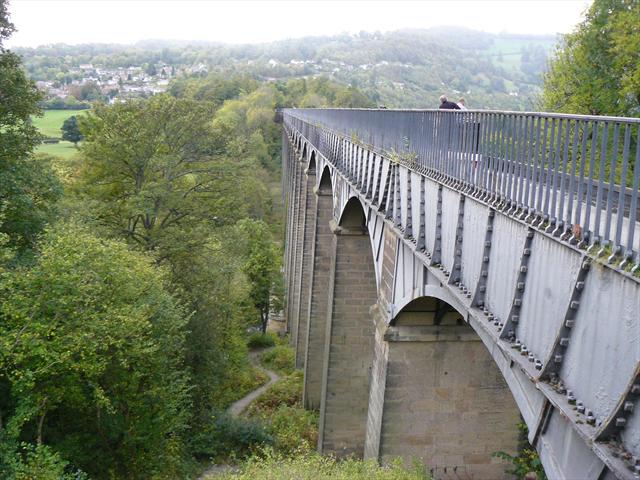 Most přes údolí, po kterém plují lodičky