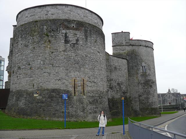 Před hradem King John's Castle